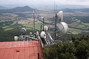Archivo:Milešovka (837 m), satelity na střeše