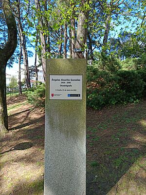 Archivo:Monolito en honor a la oceanógrafa Ángeles Alvariño González, parque de Las Margaritas (Coruña)