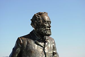 Archivo:Monumento a Jules Verne
