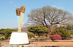 Monumento a Las Guitarras.jpg
