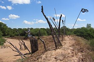 Archivo:Monumento referido a la Guerra del Chaco (Fortín Boquerón)