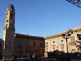 Morata de Jalón - Palacio del conde de Morata - Iglesia.jpg