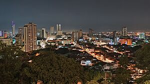 Panorámica nocturna de Cali