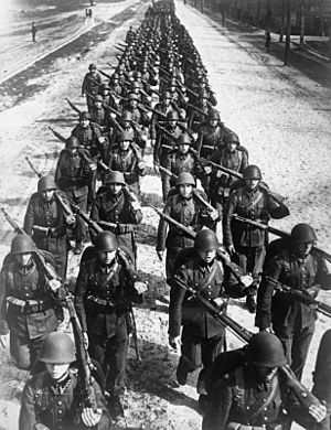 Archivo:Polish infantry marching -2 1939
