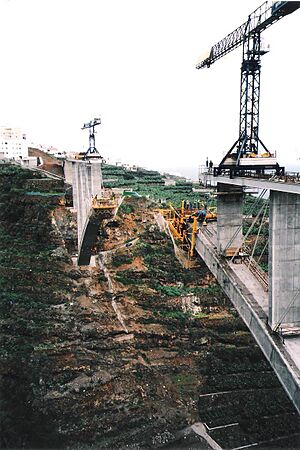 Archivo:Puente de Los Tilos 2003-11 02