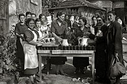 Archivo:Reparto de comida por mujeres de la Sección Femenina (9 de 14) - Fondo Marín-Kutxa Fototeka