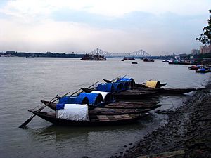 Archivo:River Ganga with Howrah bridge in the backdrop