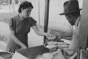 Archivo:Selling baked beans and tortillas
