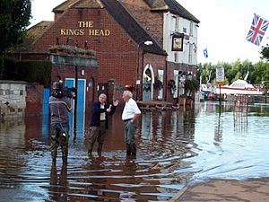 Archivo:Severn flood 2007 Interview with ITV (central)