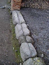 Archivo:Sliding door tracks, Pompeii
