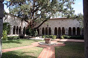 Archivo:St bernard de clairvaux church yard 2006