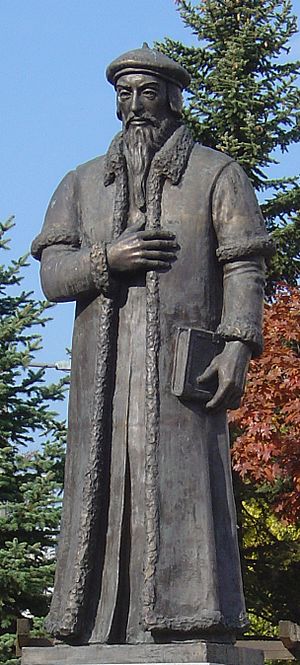 Archivo:Statue of Calvin, Mátészalka, Hungary