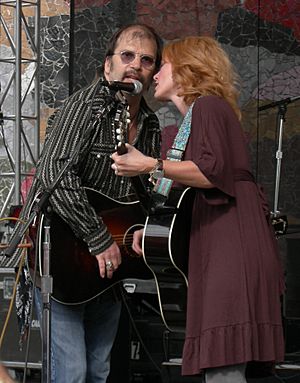 Archivo:Steve Earle & Allison Moorer at Bumbershoot 2007