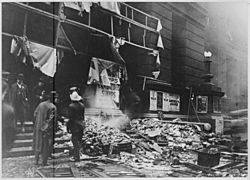 Archivo:The wreckage of Chicago's Federal Building after the explosion of a bomb allegedly planted by the Industrial Workers of - NARA - 533464