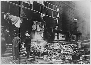 Archivo:The wreckage of Chicago's Federal Building after the explosion of a bomb allegedly planted by the Industrial Workers of - NARA - 533464
