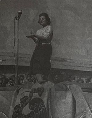 Archivo:Una joven Carmen Sevilla cantando a las tropas en 1957, p.93
