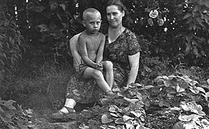 Archivo:Vladimir Putin with his mother