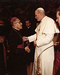 Archivo:Óscar Arnulfo Romero with Pope John Paul II
