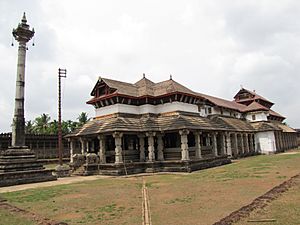 Archivo:1000-Pillar-Temple- Moodbidri-Right-Side-View