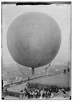 Archivo:Albert Leo Stevens balloon at Manhattan Wanamaker's