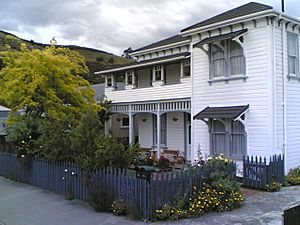 Archivo:Amber House, Nelson, New Zealand, 2005-11-16T01-33Z