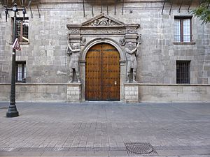 Archivo:Audiencia o Palacio de los Luna, en Zaragoza, España