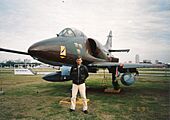 Archivo:Avión Douglas A4 Skyhawk de la Fuerza Aérea Argentina que participó en la Guerra de Malvinas en 1982 como parte de un museo que entonces funcionaba en un sector del Aeroparque Metropolitano "Jorge Newbery" (1997)