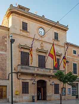 Vista del Ayuntamiento de Santañí, situado en la Plaza Mayor