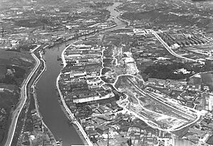 Archivo:Bilbao, Bizkaia-industria antiguas, Canal de Deusto, Zorrozaure