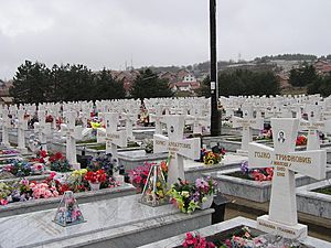 Archivo:Bratunac-Serbian-Cemetery-Bosnia-War