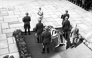 Archivo:Bundesarchiv Bild 101I-676-7970-28, Beerdigung von Generaloberst Günter Korten
