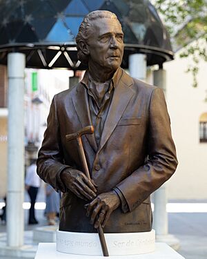 Archivo:Busto Antonio Gala - Escultura de César Orrico - Boulevard Gran Capitán - Córdoba 01