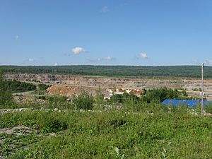 Archivo:Calcareous open-cast mine in Gornozavodsk