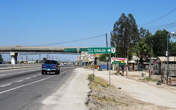 Archivo:Carretera federal 2 a la altura de Ejido Sinaloa