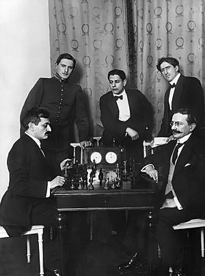 Archivo:Cinq premiers du Tournoi d'échecs de Saint-Pétersbourg 1914 