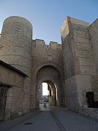 Archivo:Cuéllar - Puerta de San Basilio