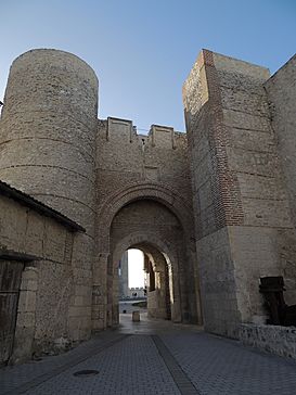 Cuéllar - Puerta de San Basilio.jpg