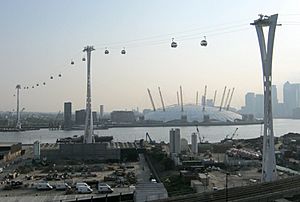 Archivo:Emirates Air Line towers 24 May 2012