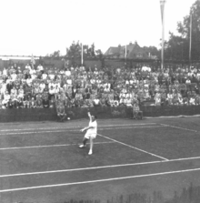 Erlangen in 1955, Jaroslav Drobný at the International Tennis Tournament for the Golden Glove.png