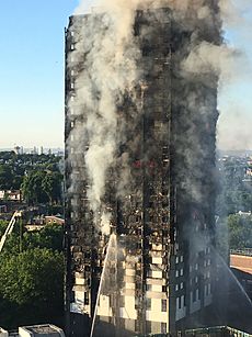 Archivo:Grenfell Tower fire morning