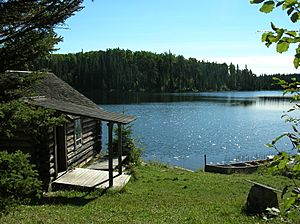Archivo:Greyowls cabin ajawaan lake