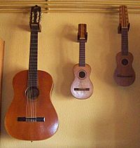 Archivo:Guitare oukelele et charango