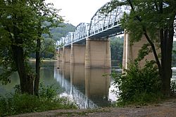 Highway bridge across the Potomac River at Point of Rocks, Maryland (July 7 2005).jpg