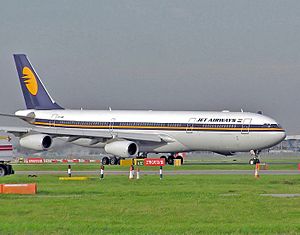 Archivo:Jet Airways A340-313E (VT-JWB) at London Heathrow Airport