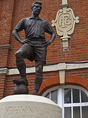 Archivo:Johnny Haynes statue