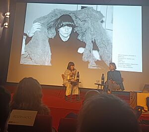 Archivo:La artista Marisa González junto a la comisaria Violeta Janeiro Alfageme, Museo Reina Sofía, 20 de mayo de 2025