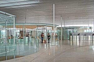 Archivo:Le hall d'accueil du Louvre Lens (8540784674)