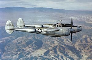 Archivo:Lockheed P-38J Lightning in flight over California, circa in 1944