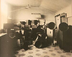 Archivo:Luigi Russolo and assistant Ugo Piatti in their Milan studio with Intonarumori, L’Arte dei rumori (The Art of Noises), 1913