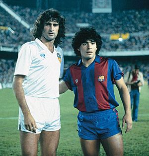 Archivo:Maradona kempes spain